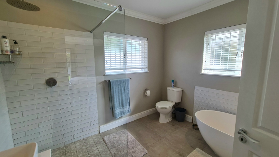 4 Bedroom Property for Sale in Whale Rock Western Cape
